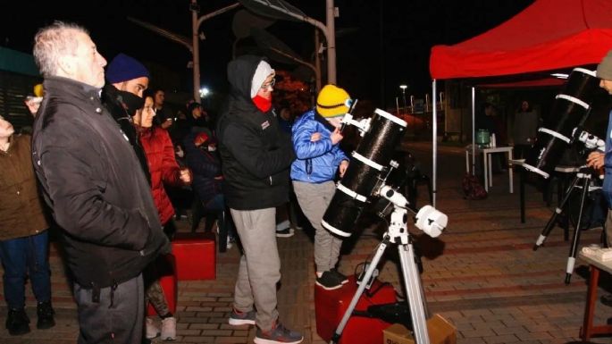 Más de un centenar de personas observaron el eclipse total de Luna