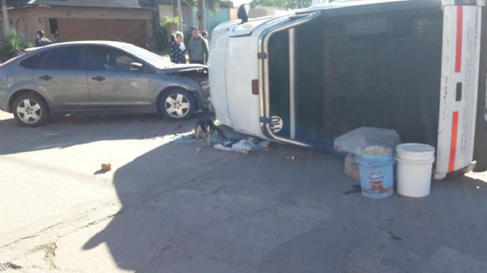 Volcó una camioneta tras chocar contra un automóvil