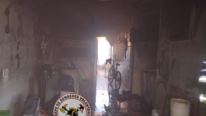 Bomberos debieron sofocar el incendio en una vivienda