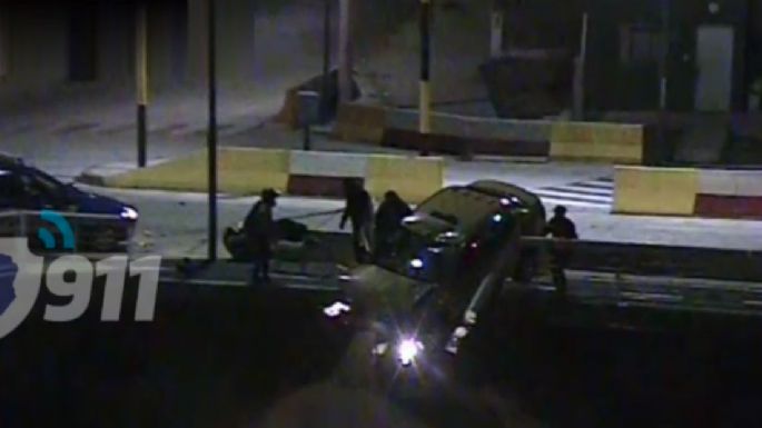 Tras un choque, un taxi quedó colgado de un puente y hay dos personas heridas