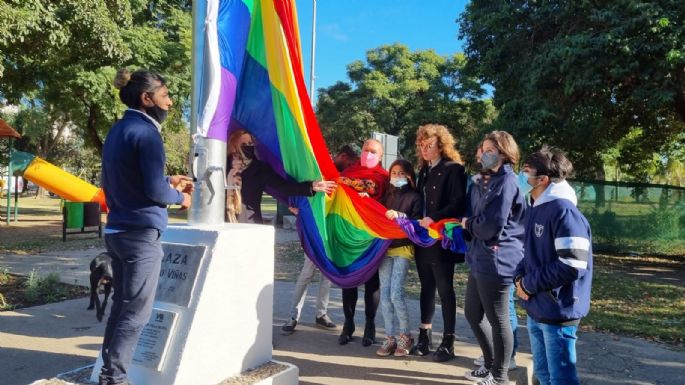 Izaron la bandera LGTBI+ por el Día Internacional contra la discriminación por diversidad sexual