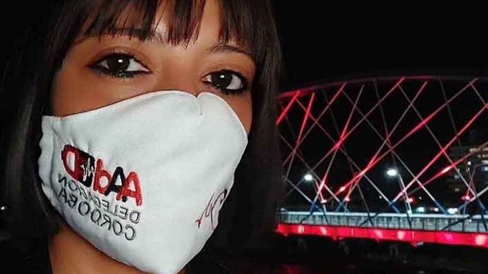 Recuerdan pintando la ciudad de rojo el aniversario de la ley