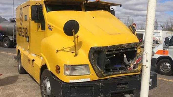 Chocaron un transportador de caudales, un camión y una casilla
