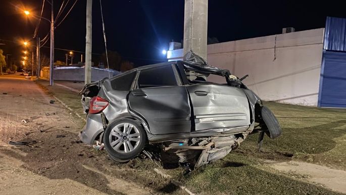 Murió una mujer tras chocar contra un poste del tendido eléctrico