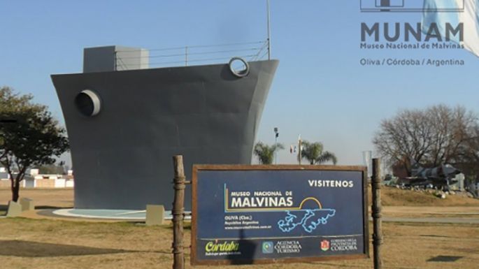 Entronización de los restos de un avión y homenaje