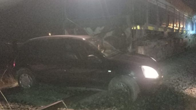Un tren chocó contra un auto y una mujer resultó herida