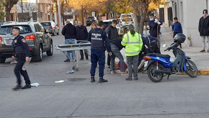 Una moto, ocupada por un hombre, una mujer y un niño, impactó contra una camioneta