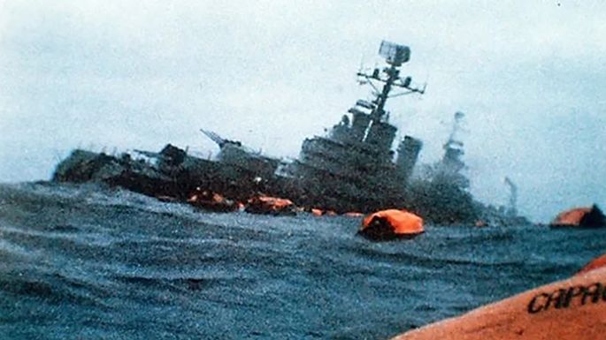 Veteranos del ARA General Belgrano navegan hacia el sitio del hundimiento