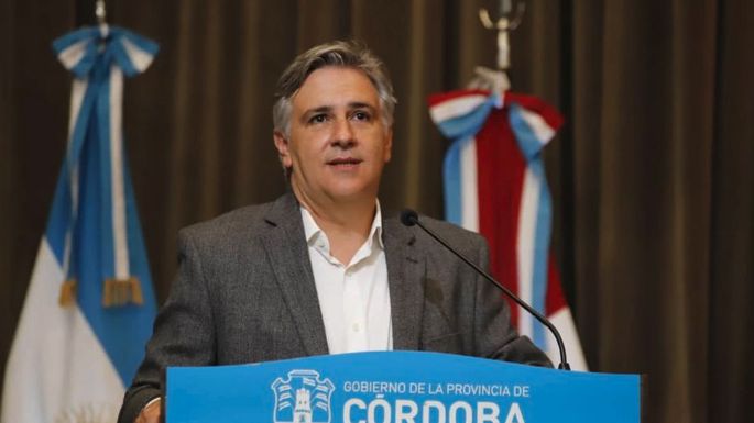 Llaryora con el campo