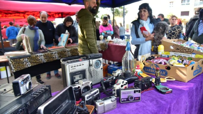 Vecinos y vecinas disfrutan de la Feria Retro La Lechuza