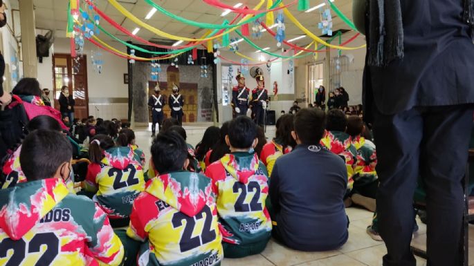 Granaderos y Artilleros recorren Villa Nueva antes del desfile patrio