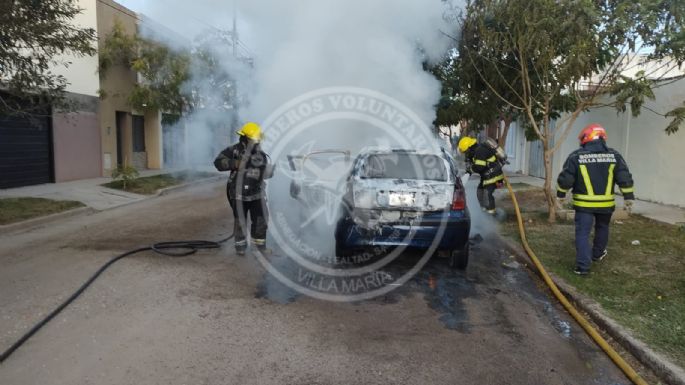 Un auto se prendió fuego en plena calle: no hubo heridos