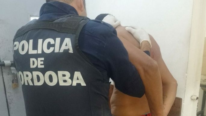 Manejó peligrosamente, golpeó a los policías que lo querían detener y quiso enconderse en una casa
