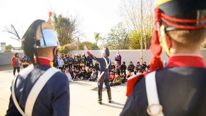 Granaderos en las escuelas