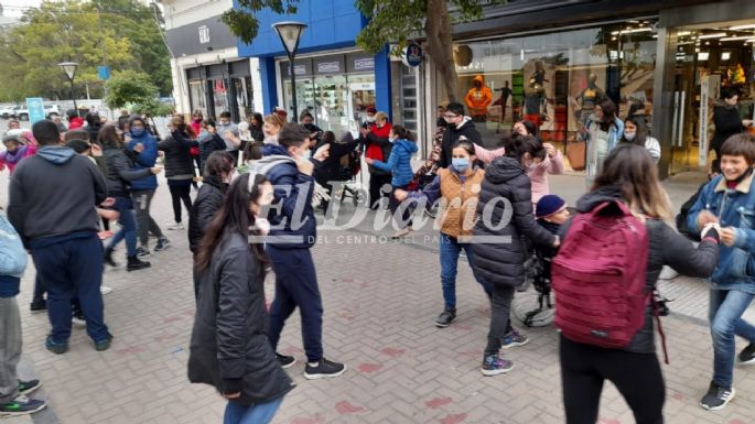La escuela especial Clotilde Sabattini celebró la Revolución de Mayo en la peatonal