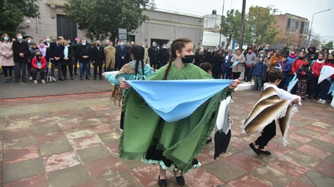 En una mañana helada, hubo baile y chocolate para celebrar la Patria
