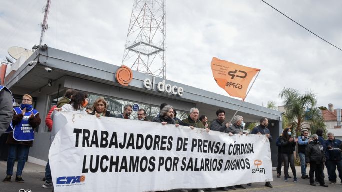 Realizaron un "ruidazo" frente a Canal 12 para exigir aumento salarial