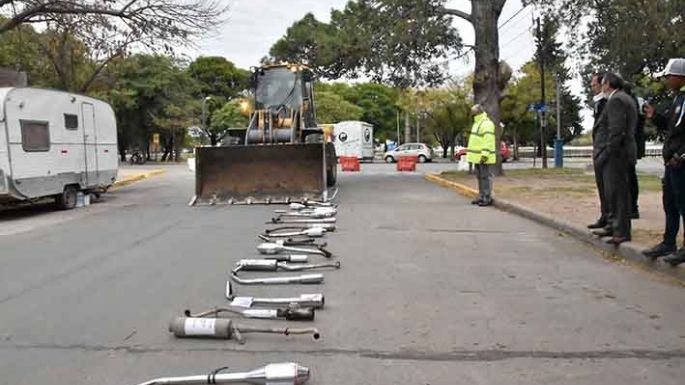 Por primera vez destruyeron caños de escape de motos no permitidos