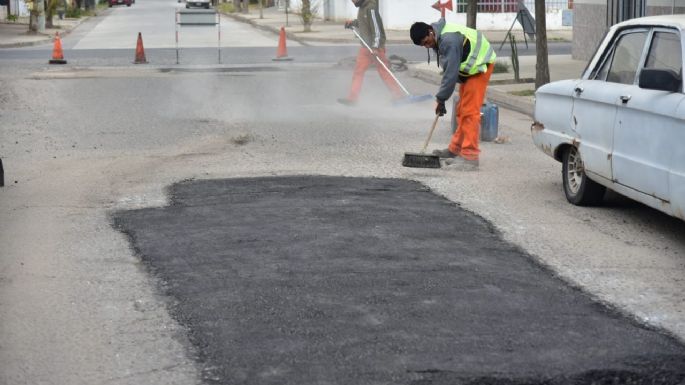 Realizan tareas de bacheo en el Ameghino y Trinitarios