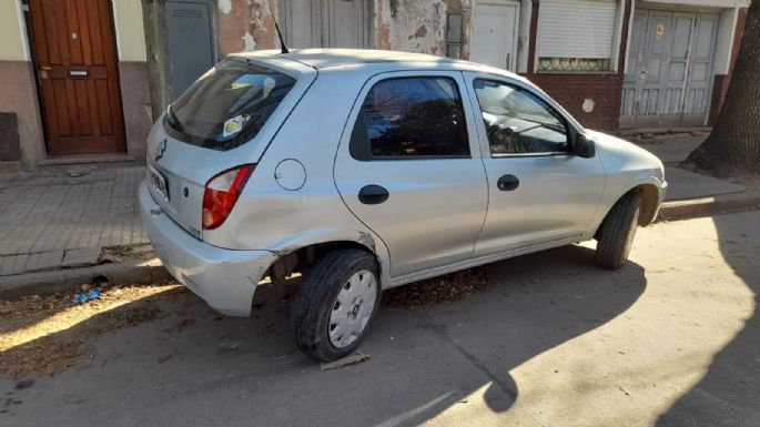 A toda velocidad, chocó a otro auto que estaba estacionado