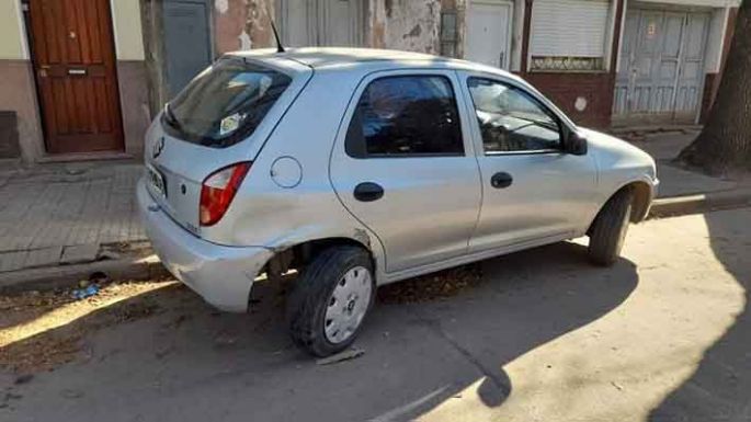 Un auto estacionado con serios daños por un choque