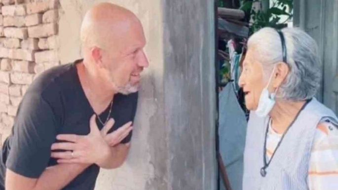 Encontró a su niñera 45 años después tras haber viajado medio mundo