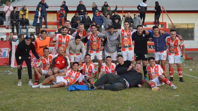 Alumni jugó para la foto final