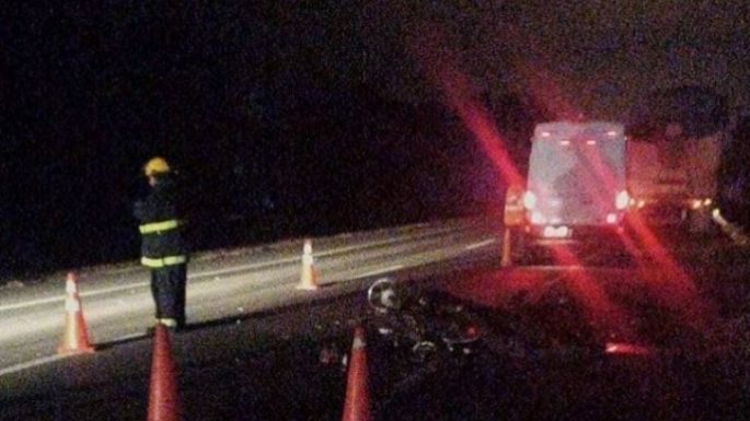 Murió un motociclista al embestir un camión