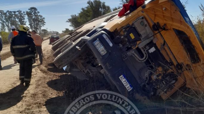 Volcó un camión y Bomberos socorrieron a dos ocupantes