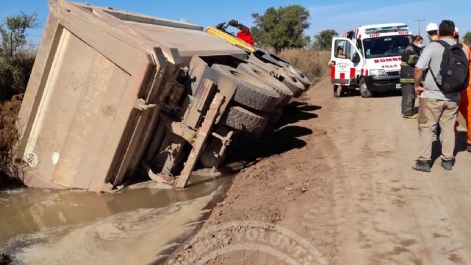 Volcó un camión y Bomberos socorrieron a dos ocupantes