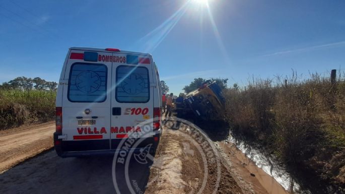 Volcó un camión y Bomberos socorrieron a dos ocupantes