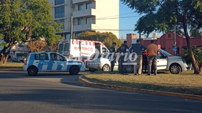 Accidente entre dos autos en pleno bulevar España
