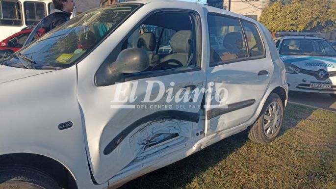 Accidente entre dos autos en pleno bulevar España
