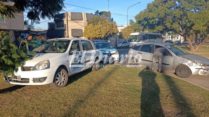 Accidente entre dos autos en pleno bulevar España