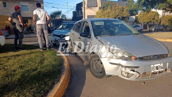 Accidente entre dos autos en pleno bulevar España