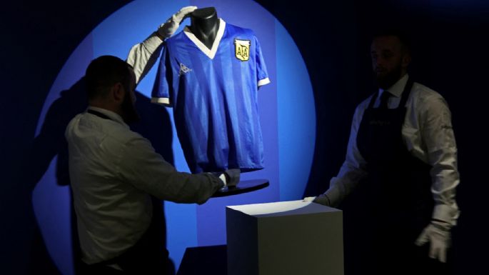 Subastaron la camiseta de Maradona por casi nueve millones de dólares