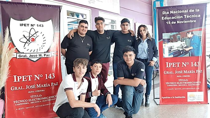 Estudiantes recolectan plásticos para pagar viaje a compañeros