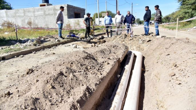 Continúa el recambio de cañerías en la laguna de retención