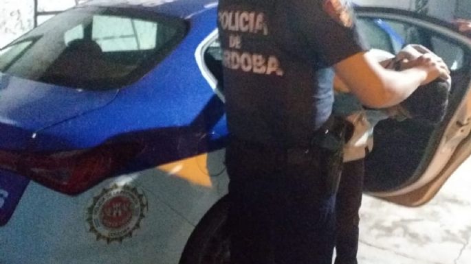 Un joven llevana un cuchillo por la calle y fue detenido por la policía