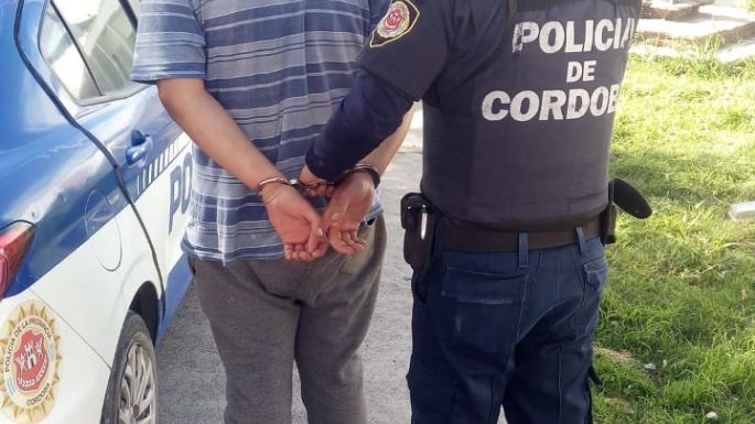 Un joven insultaba a vecinos en plena calle y terminó detenido