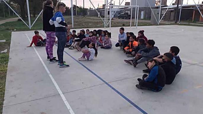 Arte y deporte para una treintena de niños