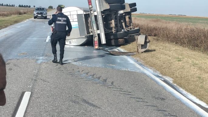 El vuelco de un camión lechero provocó el corte de media calzada en la ruta 10