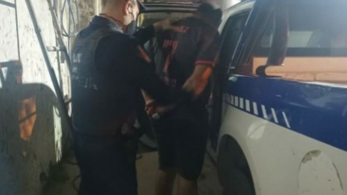 Discutió, amenazó de muerte con un cuchillo y dañó partes de una camioneta
