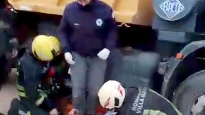 Rescataron a un ciclista que quedó atrapado bajo un camión