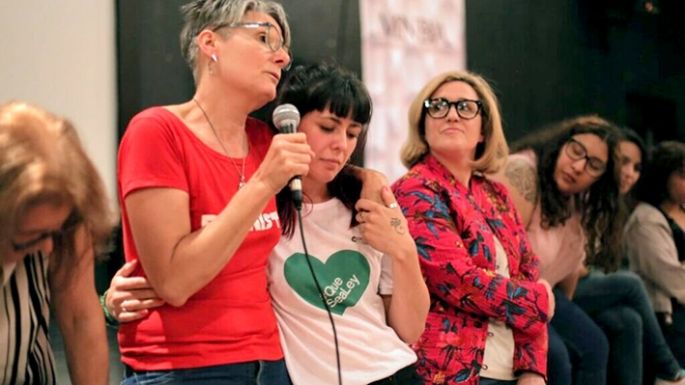 Coliseo con cartelera transfeminista