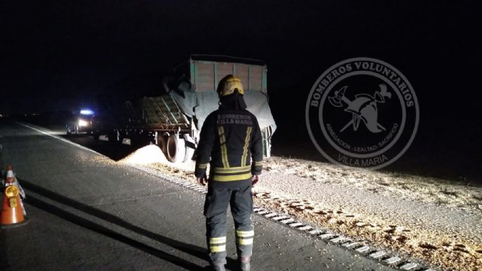 Un camión cargado de maíz chocó contra otro y provocó el despiste de un auto