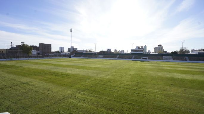 Terminaron las tareas de resembrado del campo de juego en la Placita Ocampo