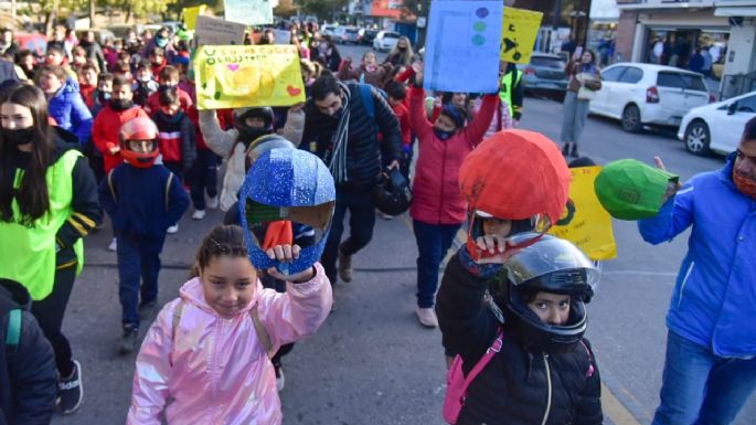 [Videos] Alumnos de cuarto grado protagonizaron la Marcha de los Cascos