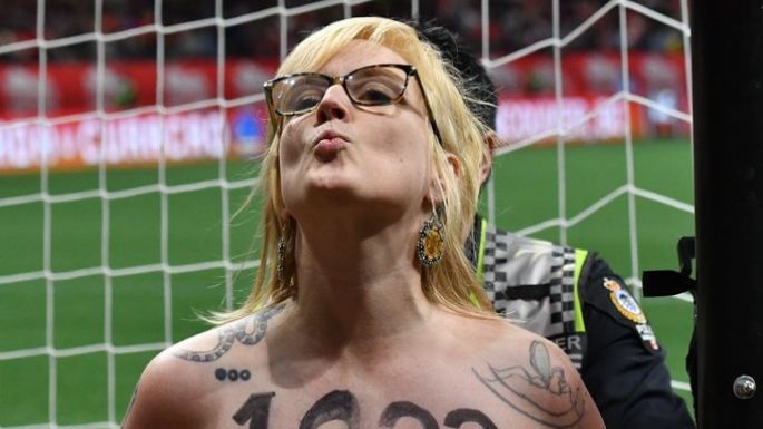 Activistas semidesnudos se encadenan a los postes en juego Canadá-Curazao