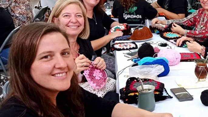 Ya son más de cien las mujeres que tejen una historia solidaria